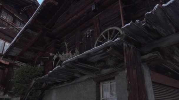 Exterior de una casa de madera en una montaña cubierta de nieve — Vídeos de Stock