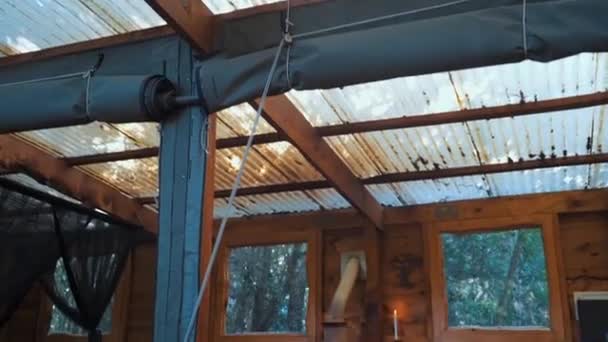 Kominek wewnątrz drewnianej kabiny — Wideo stockowe