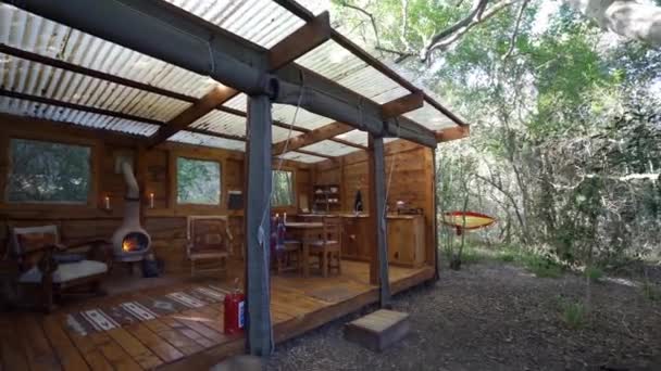 Лісовий будинок з землею дружній архітектурний дизайн — стокове відео