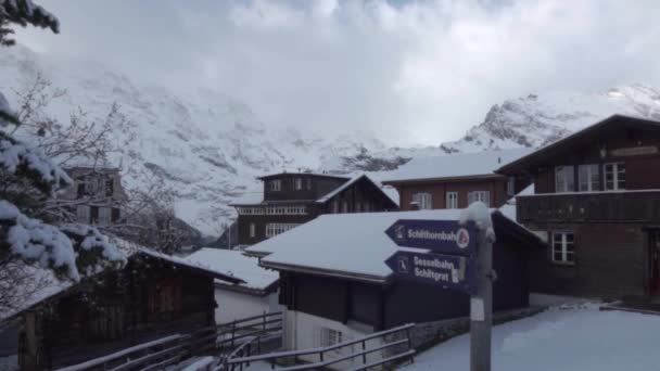 Społeczność mieszkaniowa w górskiej dolinie pokrytej śniegiem — Wideo stockowe