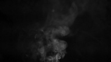 duman siyah arkaplanda yükseliyor