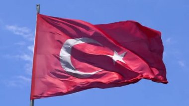 Yükselen bir Türk bayrağında esen rüzgar