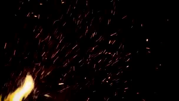 Égő tűz lángja szikrákkal — Stock videók