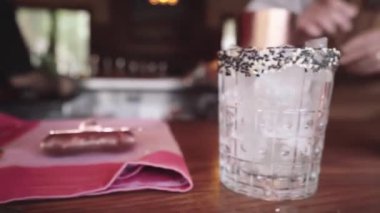 Barmen kokteyl hazırlıyor.