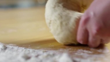 Fırıncı ellerini kullanarak hamur eziyor.