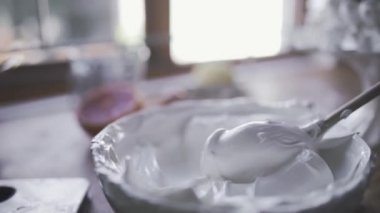 Krema kullanarak pasta süsleme