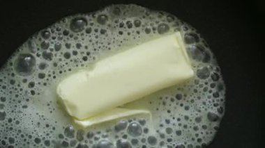 Sıcak tavada erimiş tereyağı manzarasını kapat