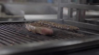 Kömür ızgarasında biftek ve biftek kebabı pişirmek