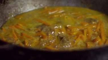 Demir bir tencerede kabak pişirmek.