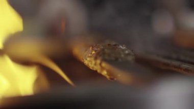 Kömürde şiş kebap pişirmek.