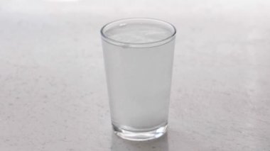 Çözülebilir bir tableti bir bardak suda eritmek