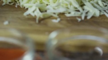 Paslanmaz rendeleyici kullanarak rendelenmiş peynir