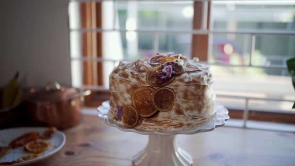 Ciasto z dekoracjami na stoisku z ciastami — Wideo stockowe
