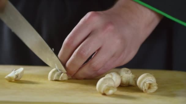 Una persona cortando setas frescas en trozos — Vídeos de Stock