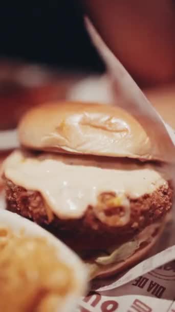 烤通心粉和汉堡包三明治 — 图库视频影像