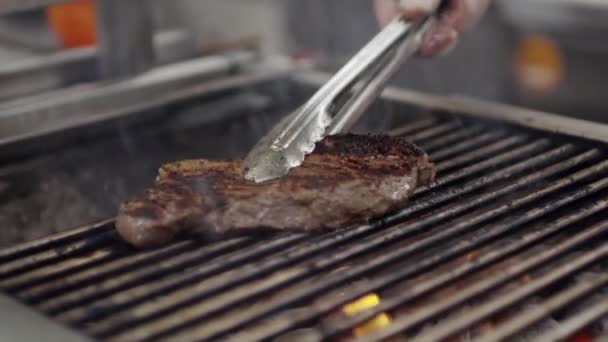 Charbon de bois griller un morceau de steak — Video