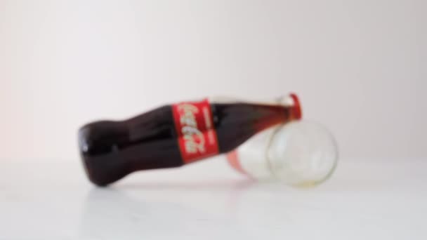 Bouteille de coke sur bouteille vide — Video