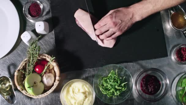 Incrociare un coltello sulla pelle di un pollo tagliato — Video Stock