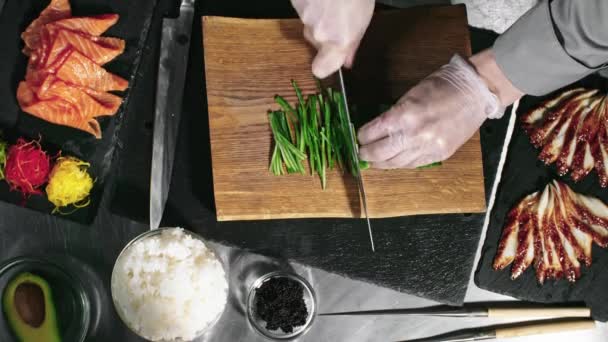 Cortar pepinos en rodajas largas y delgadas como ingrediente para el rollo de sushi — Vídeo de stock