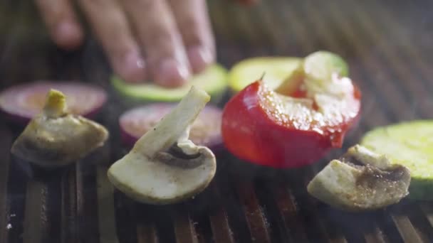 Geschnittenes gemischtes Gemüse auf einem Pfannengrill grillen — Stockvideo