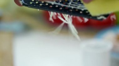 Bir parça peyniri rendeleyerek rendelemek