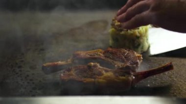 Tavada pilav ve kuzu pirzolası.