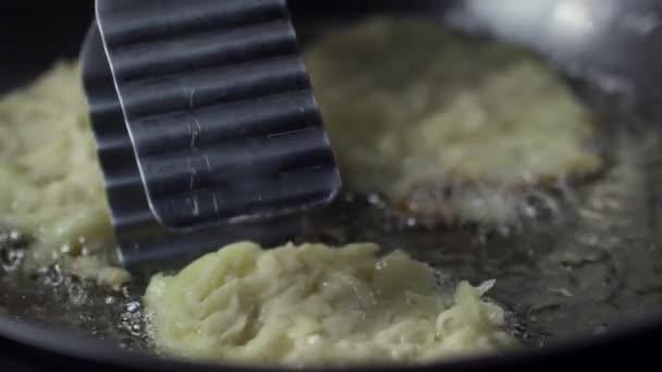 Smažení hašiše v oleji na vaření — Stock video