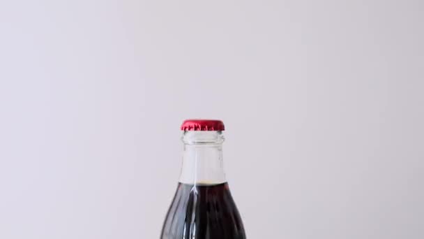 Abrir uma garrafa de coca — Vídeo de Stock