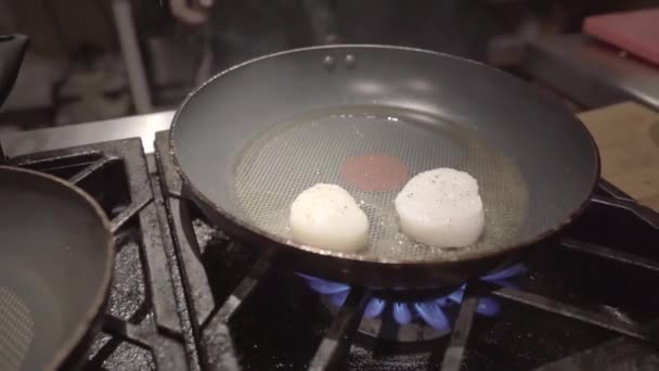 Padella che frigge cappesante di mare in una pentola calda sopra fiamme di forno — Video Stock