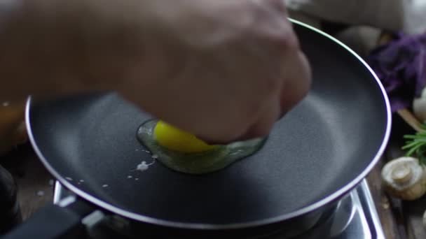 Людина готує сонячну сторону вгору яйце — стокове відео