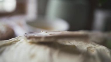 Ahşap bir spatula kullanarak keki kremayla kaplamak.