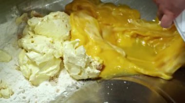 Karıştırıcıya un ve tereyağıyla karıştırılmış çırpılmış yumurta dökmek.