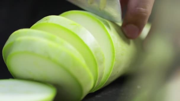 호리병박 야채를 칼을 사용하여 잘게 썬 다 — 비디오
