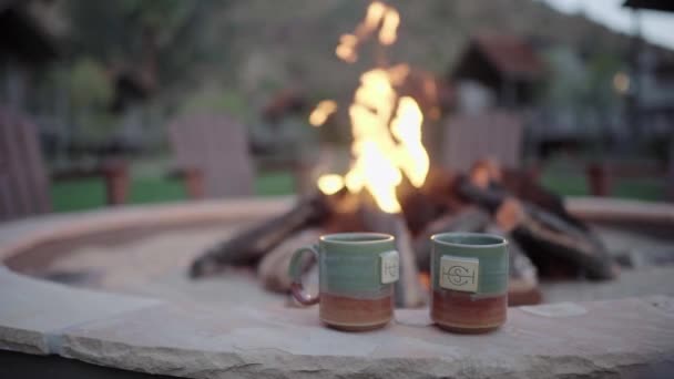 Duas canecas de café cerâmicas em uma fogueira — Vídeo de Stock