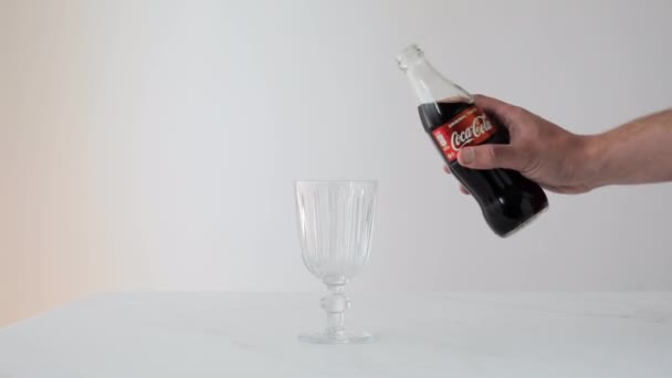 Pouring soda — Stock Video