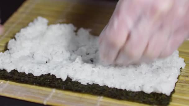 Persona haciendo un rollo de sushi — Vídeos de Stock