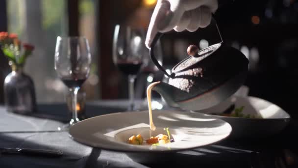 Человек льет соус на еду — стоковое видео