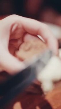 Bir parça ekmeğe tereyağı sürüyorum.