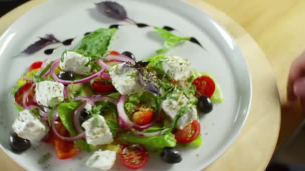 Podávání zeleninového salátu s bílým sýrem — Stock video