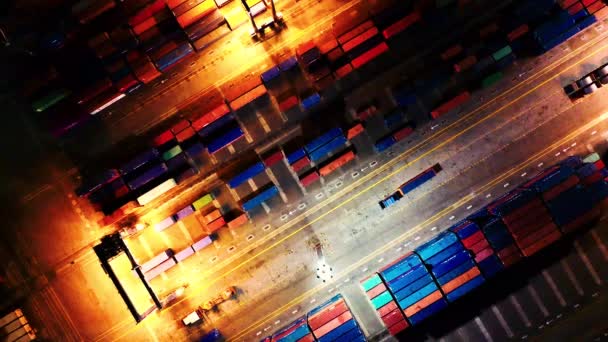 Pila de contenedores de envío en el puerto — Vídeos de Stock
