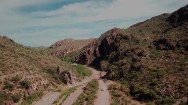 Yol bir dağ vadisinde inşa edildi.