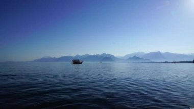 Gemi denizi aşıyor.