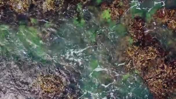 Ακατέργαστους σχηματισμούς βράχων κατά μήκος μιας ακτής σπάει τα κύματα της θάλασσας — Αρχείο Βίντεο