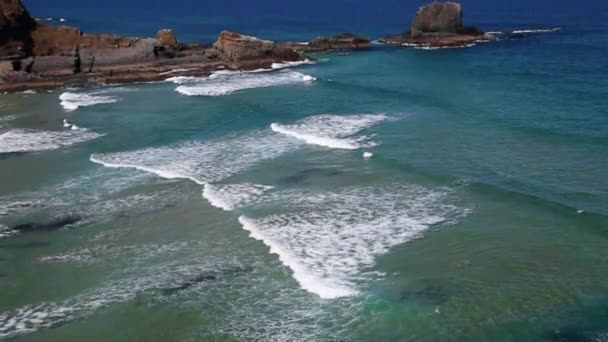 Morbide onde che lambiscono la riva con bellissime formazioni rocciose — Video Stock