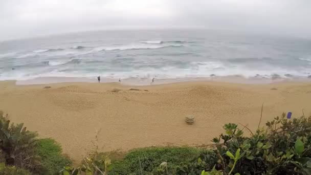 Zaman atlamalı deniz dalgalarının kumlu deniz kıyısında kırılma görüntüleri — Stok video