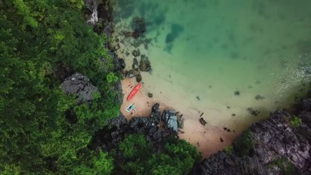 Images de vue de dessus de personnes se refroidissant sur l'île — Video