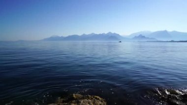 Sakin sularla deniz manzarası