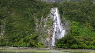 Bir dağ ormanının uçurumundan gelen şelaleler