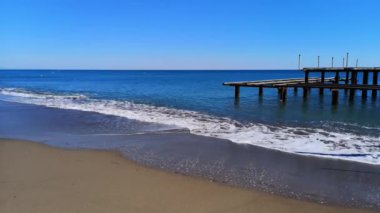 Deniz kıyısında dalgalar