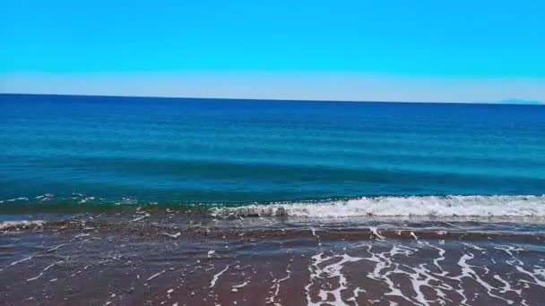 Vista dell'orizzonte sull'acqua blu dell'oceano — Video Stock